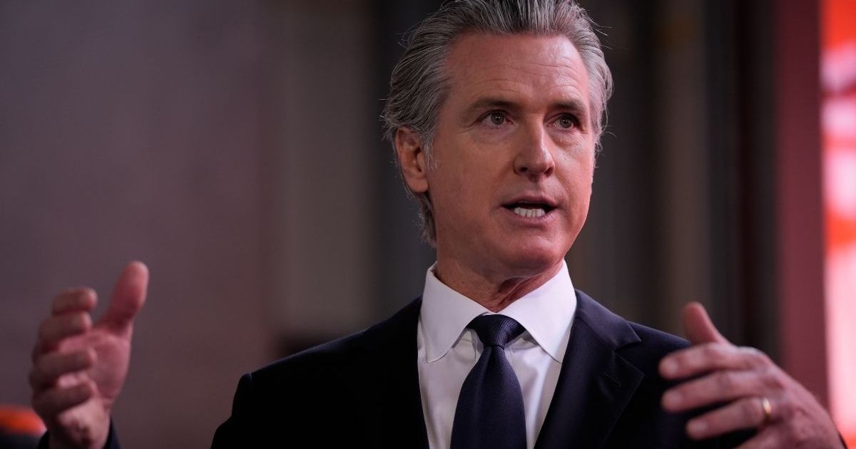Gavin Newsom prévient que Donald Trump représente la « plus grave menace » avant la mi-mandat