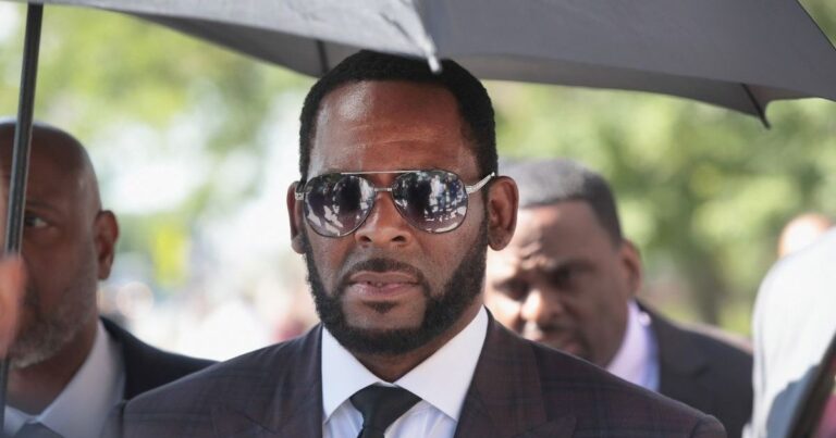La lutte en prison de R. Kelly prend une nouvelle tournure avec la demande de Donald Trump