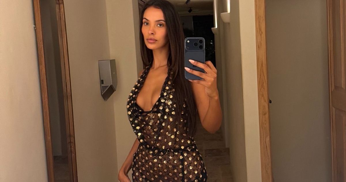 La mini-robe plongeante Roberto Cavalli de Maya Jama devient transparente