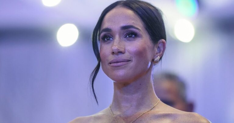 La photo du maillot de bain de Meghan Markle se retourne contre lui après que les fans affirment qui elle cosplaye