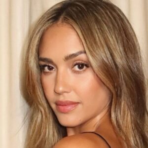 La robe plongeante Aritzia à fente haute de Jessica Alba est suspendue aux ficelles les plus fines