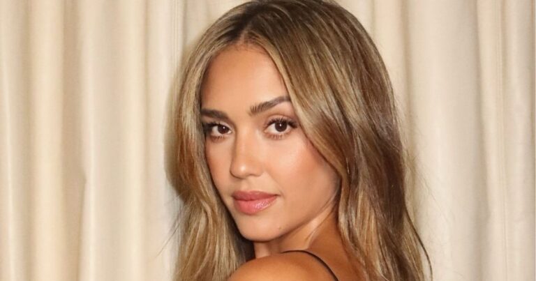 La robe plongeante Aritzia à fente haute de Jessica Alba est suspendue aux ficelles les plus fines