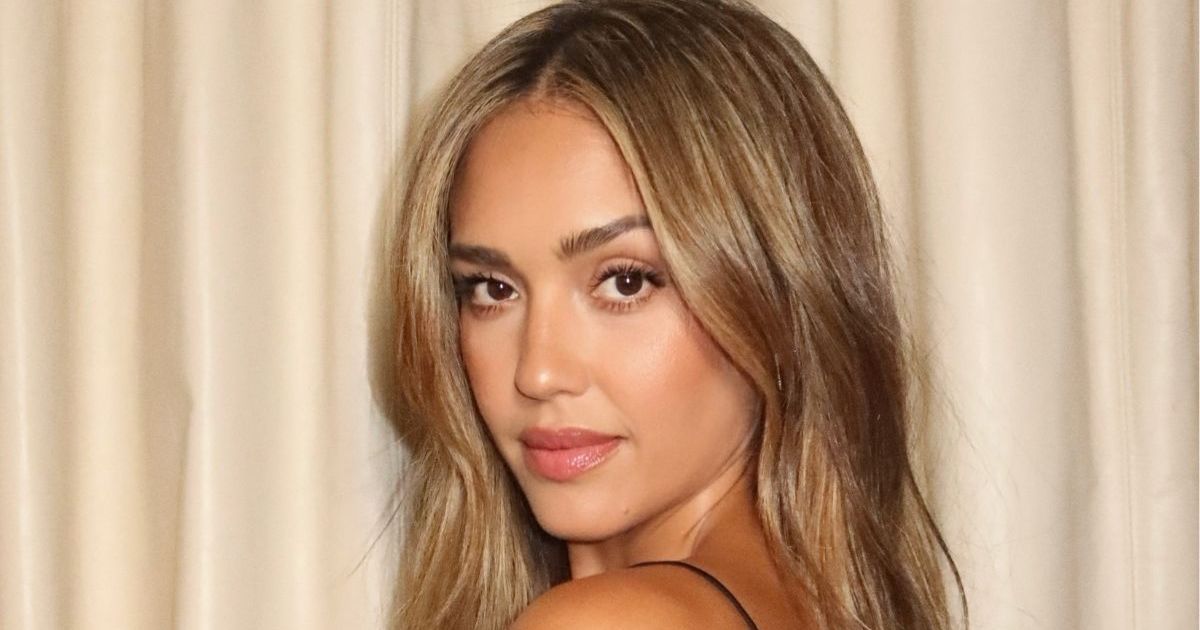 La robe plongeante Aritzia à fente haute de Jessica Alba est suspendue aux ficelles les plus fines