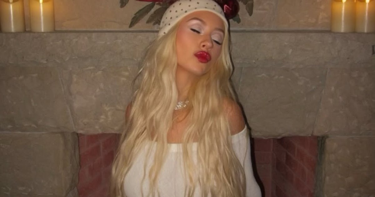 La robe plongeante moulante de Christina Aguilera est étonnamment transparente