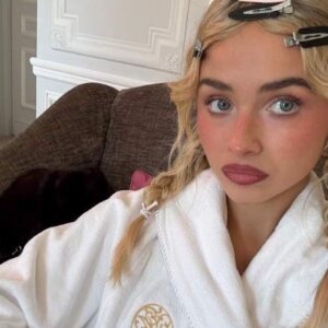 Le look dentelle plongeant de Sabrina Carpenter prend une tournure que vous n'aviez pas vue venir