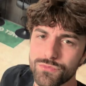 Zac Woodworth partage son histoire sur un lit d'hôpital sur Instagram