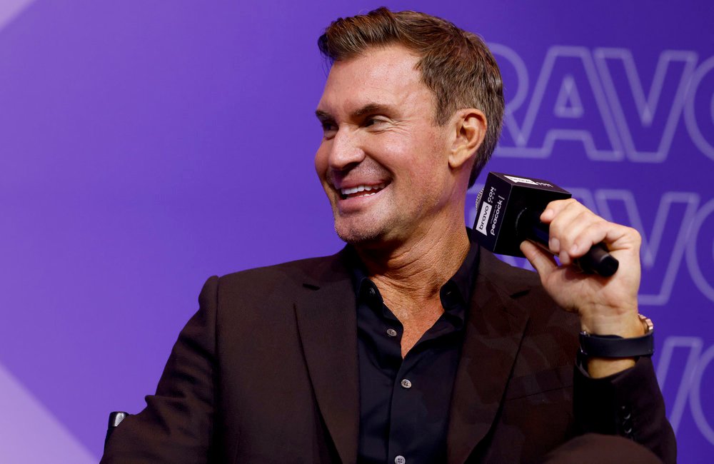Jeff Lewis tenant un micro sur scène à BravoCOn 2025