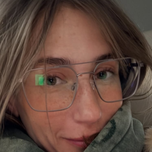 Amanda Batula suscite le buzz relationnel sur Instagram