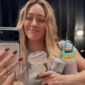 La mini-robe Kelsey Randall Crystal Micro de Hilary Duff est entièrement transparente