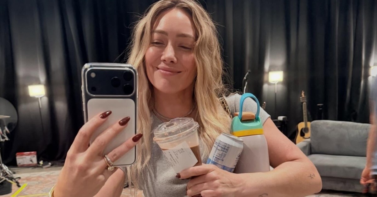 La mini-robe Kelsey Randall Crystal Micro de Hilary Duff est entièrement transparente