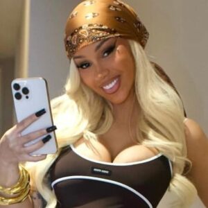 Le haut plongeant de Cardi B fait passer son style dénudé à un autre niveau