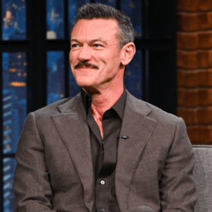 Luke Evans révèle la lettre finale déchirante envoyée à Tim Curry