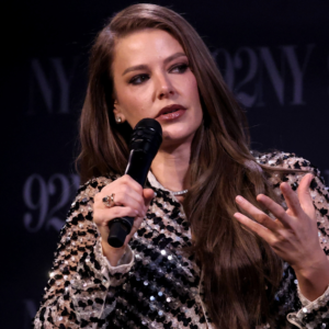 Ariana Madix porte la célèbre robe Versace de Hailey Bieber
