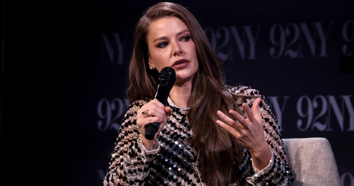 Ariana Madix porte la célèbre robe Versace de Hailey Bieber