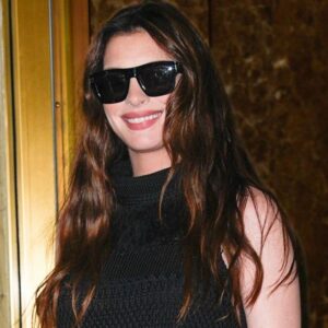 La robe en tricot culte Gaia d'Anne Hathaway est transparente aux bons endroits