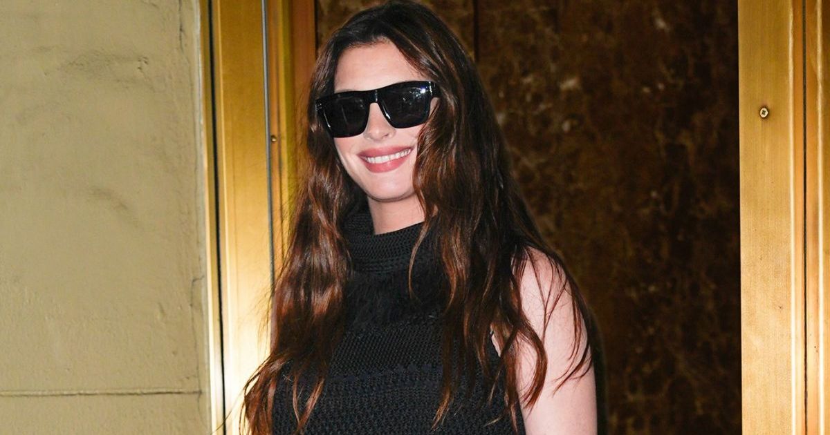La robe en tricot culte Gaia d'Anne Hathaway est transparente aux bons endroits