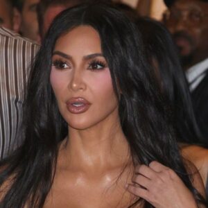 La robe plongeante Ludovic de Saint Sernin de Kim Kardashian a une fente transparente