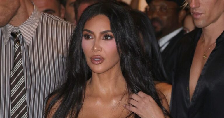 La robe plongeante Ludovic de Saint Sernin de Kim Kardashian a une fente transparente