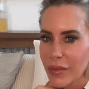 La star de Real Housewives montre un visage ensanglanté et cousu après un lifting
