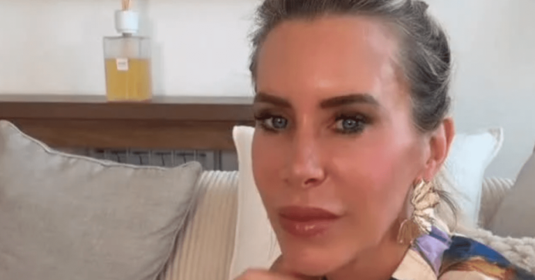 La star de Real Housewives montre un visage ensanglanté et cousu après un lifting