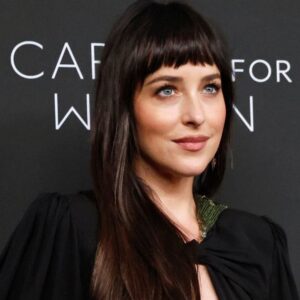 Le haut de soutien-gorge décolleté Jil Sander de Dakota Johnson est aussi petit que possible pour Vogue