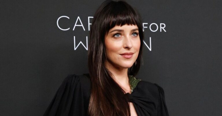 Le haut de soutien-gorge décolleté Jil Sander de Dakota Johnson est aussi petit que possible pour Vogue