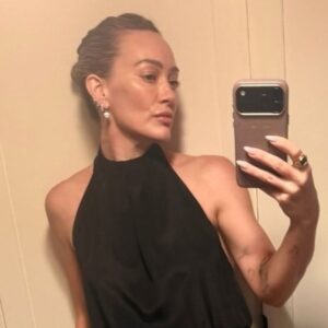 Le haut foulard Alemais décolleté d'Hilary Duff est suspendu aux ficelles les plus fines
