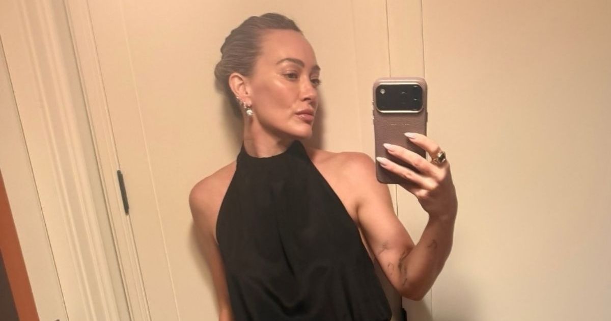 Le haut foulard Alemais décolleté d'Hilary Duff est suspendu aux ficelles les plus fines