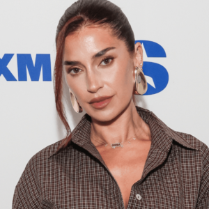 Nicole Williams English taquine « Bumpy Road » dans la nouvelle série Hulu de Khloé Kardashian