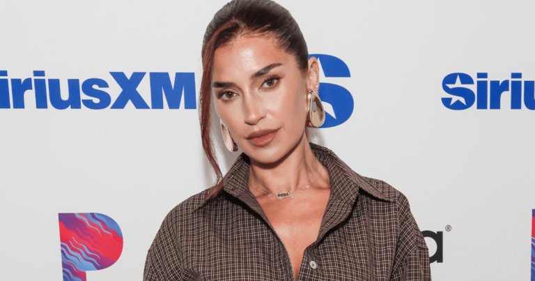 Nicole Williams English taquine « Bumpy Road » dans la nouvelle série Hulu de Khloé Kardashian