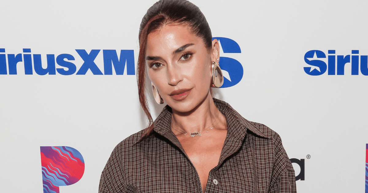 Nicole Williams English taquine "Bumpy Road" dans la nouvelle série Hulu de Khloé Kardashian