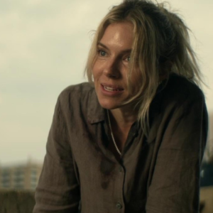 Sienna Miller révèle pourquoi elle a dû refuser « Les traîtres »