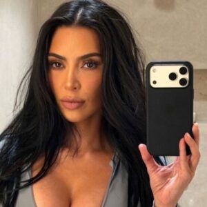 Kim Kardashian sort presque de son haut plongeant sous le collier Cartier