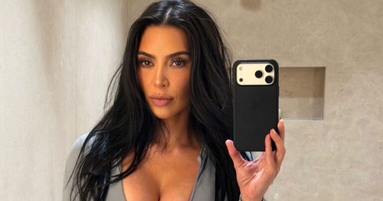 Kim Kardashian sort presque de son haut plongeant sous le collier Cartier