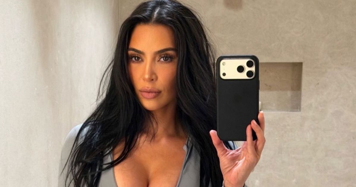 Kim Kardashian sort presque de son haut plongeant sous le collier Cartier