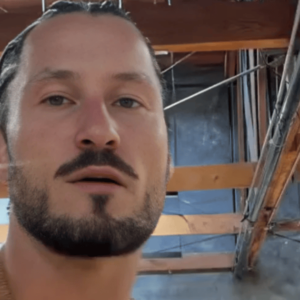 La carte de mari protecteur de Val Chmerkovskiy après que la blague se soit retournée contre lui
