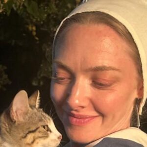 Amanda Seyfried clignote VS Bralette sous une veste en cuir Khaite ouverte