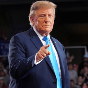 Donald Trump recourt à des insultes enfantines et à des tactiques effrayantes lors du rassemblement du Kansas