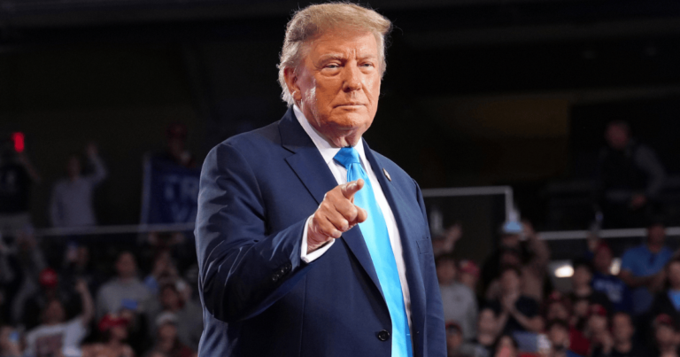 Donald Trump recourt à des insultes enfantines et à des tactiques effrayantes lors du rassemblement du Kansas