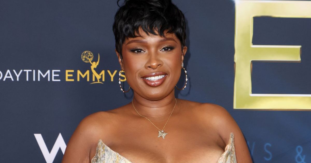Jennifer Hudson vise l'or dans une robe corset plongeante Christian Siriano