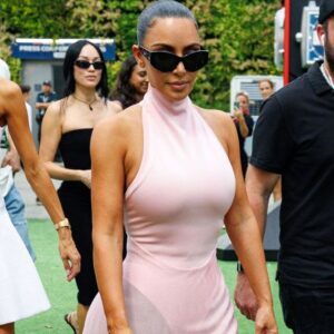 Kim Kardashian rehausse sa robe entièrement transparente avec un petit sac Hermès