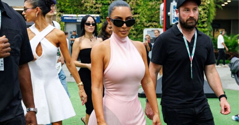 Kim Kardashian rehausse sa robe entièrement transparente avec un petit sac Hermès