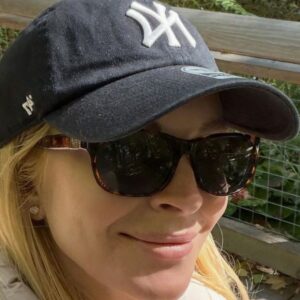 Le fils de Lindsay Lohan apporte l'énergie maximale des tout-petits aux nouvelles photos d'automne