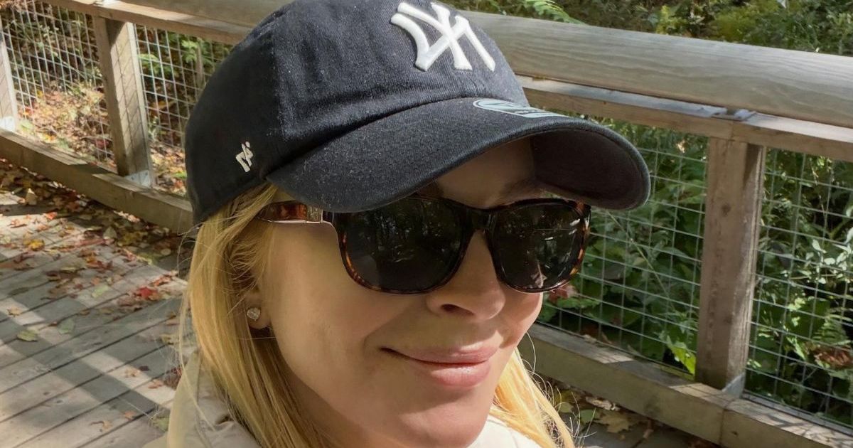Le fils de Lindsay Lohan apporte l'énergie maximale des tout-petits aux nouvelles photos d'automne