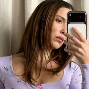 Millie Bobby Brown se met au chaud pour les vacances dans le microshort de sa marque