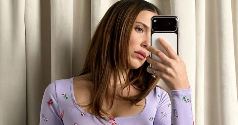 Millie Bobby Brown se met au chaud pour les vacances dans le microshort de sa marque