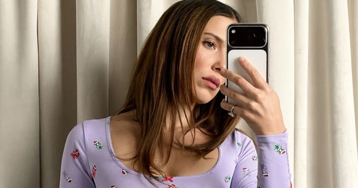 Millie Bobby Brown se met au chaud pour les vacances dans le microshort de sa marque